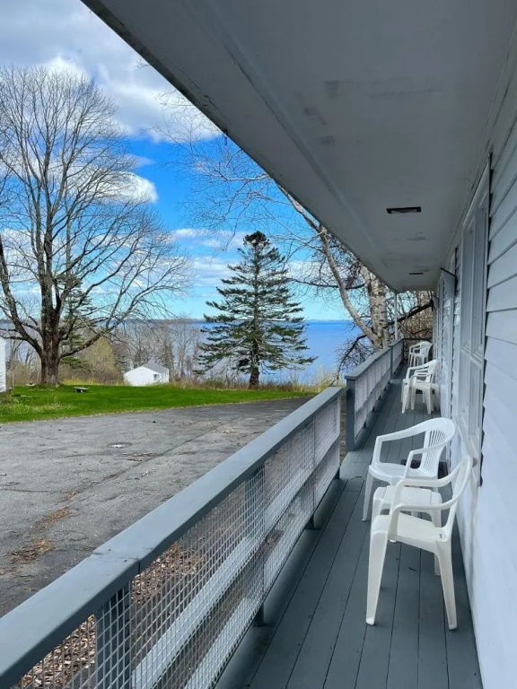 High Tide Inn