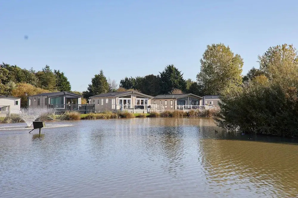 Host Stay Lakeside Retreat