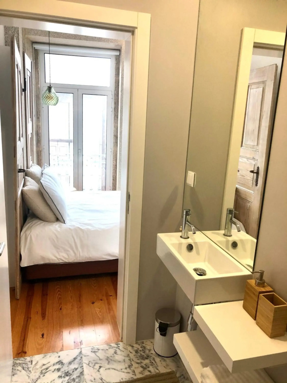 Light Cozy Studio in Bonfim with Romantic Balcony