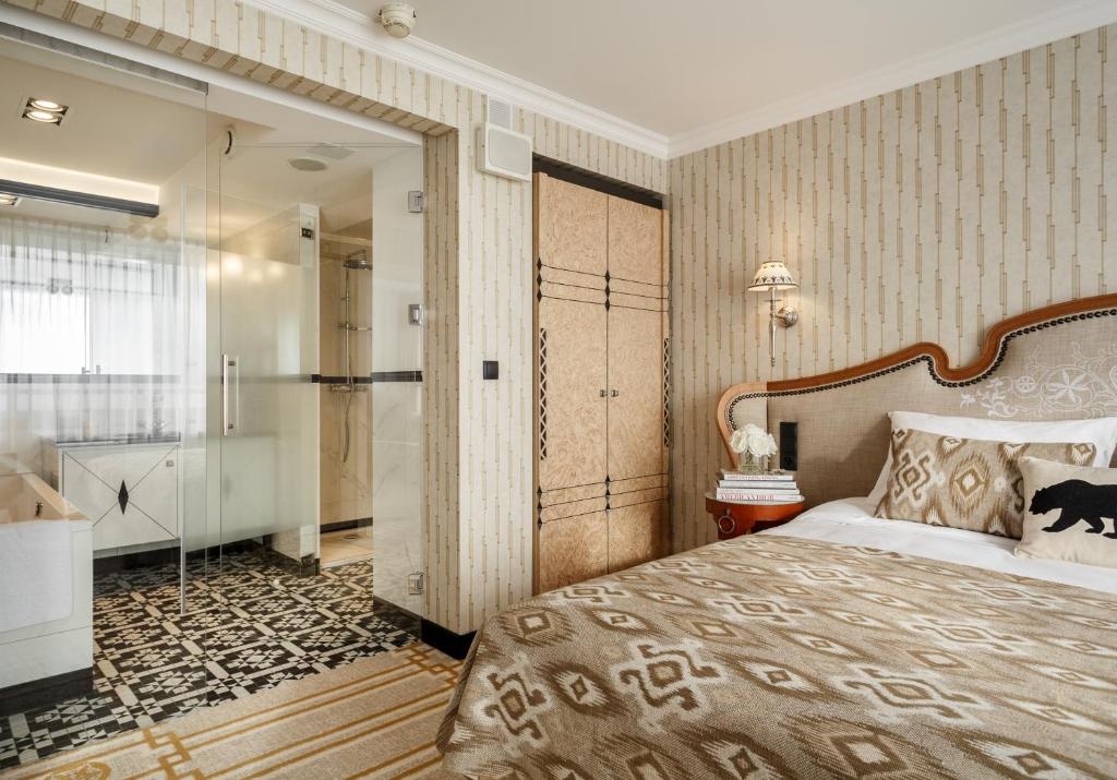 Suite with balcony and with mountain view (full double bed)