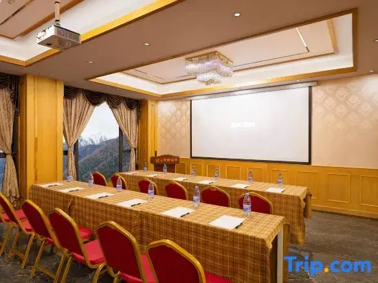 Night Pillow Green Mountain Cliff Mountain Resort Hotel (Siguniangshan Scenic Area Branch) - фото 4