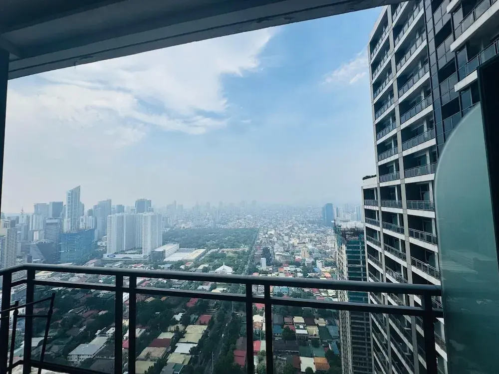 Gramercy 2 bedrooms w Balcony City View