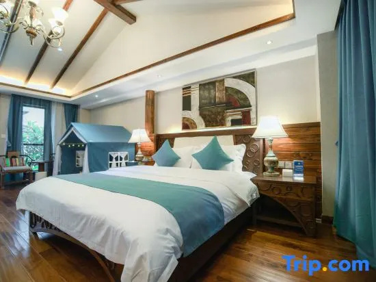 Standard Family room with courtyard view