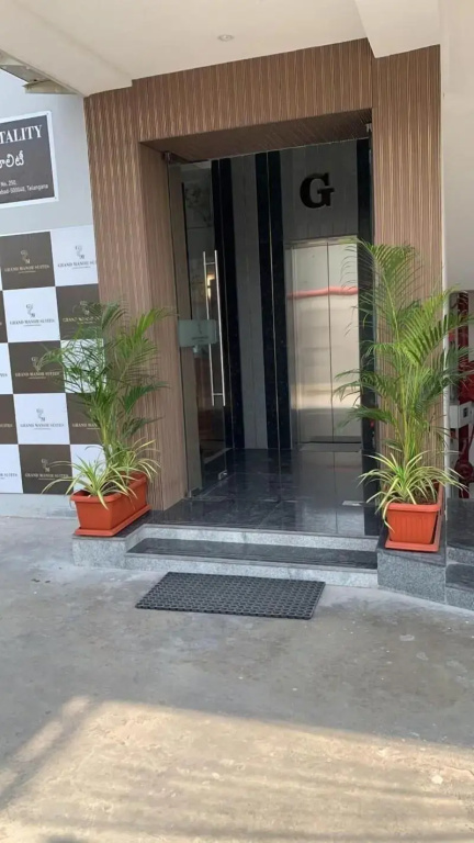 Grand Manor Suites