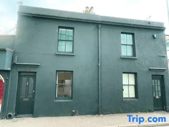 Beautiful décor 2-BR house near Brighton Station