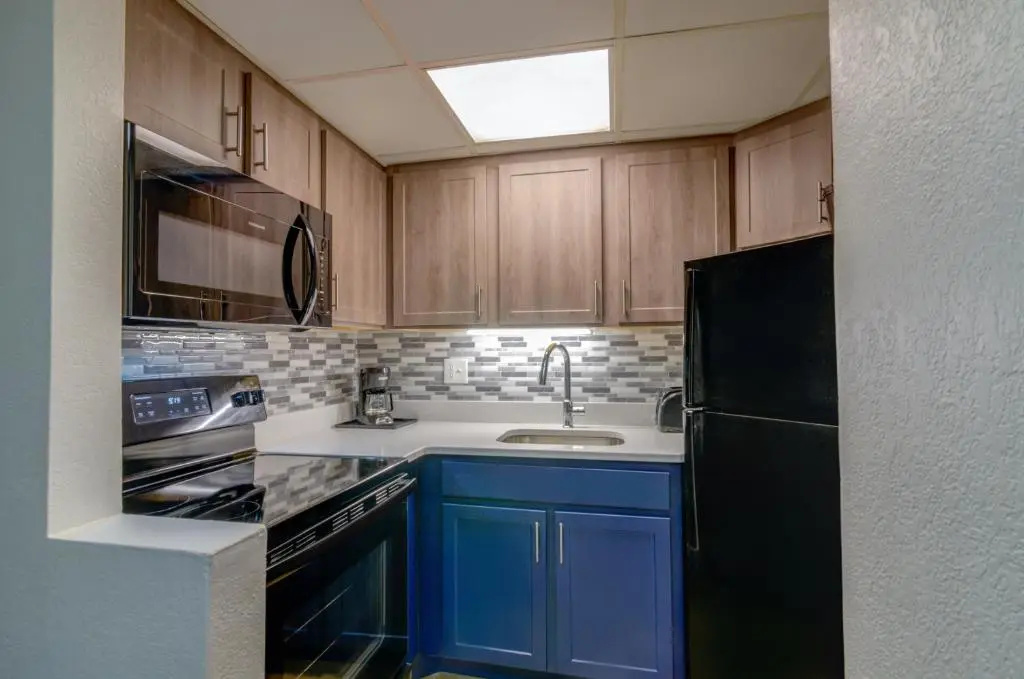 Double Suite with partial ocean view (full double bed)