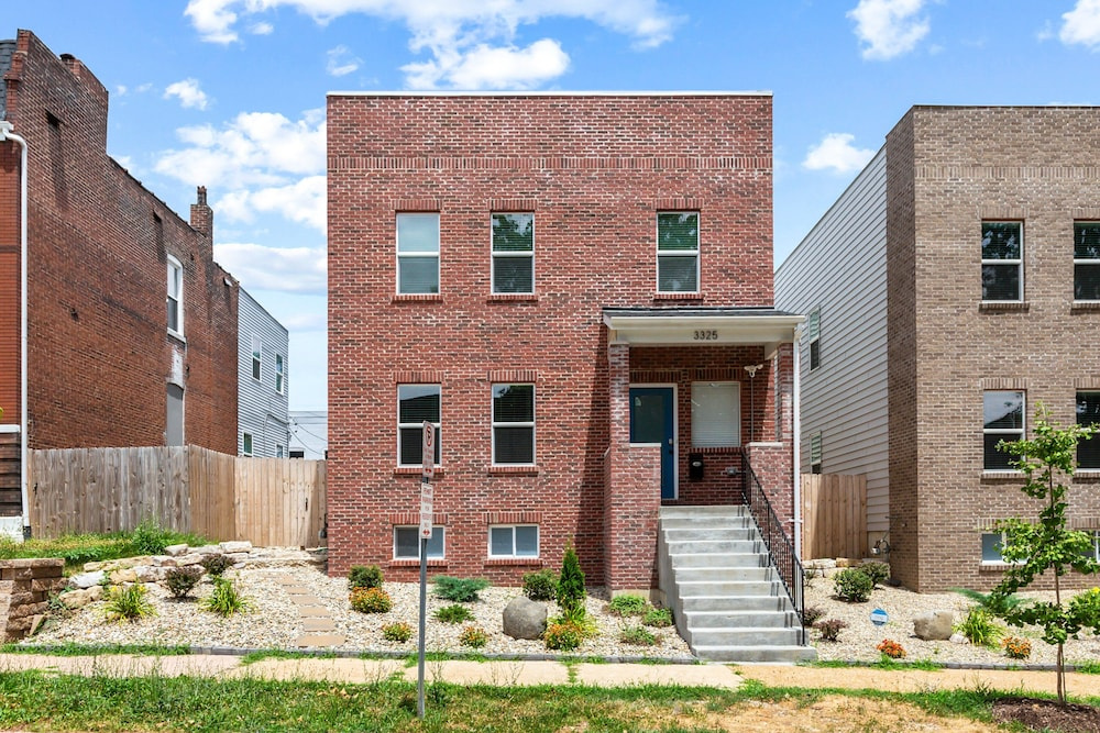 3325: Bright Urban Comfort by JZ Vacation Rentals