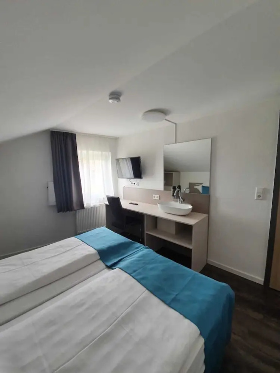 Deluxe Double room (full double bed)