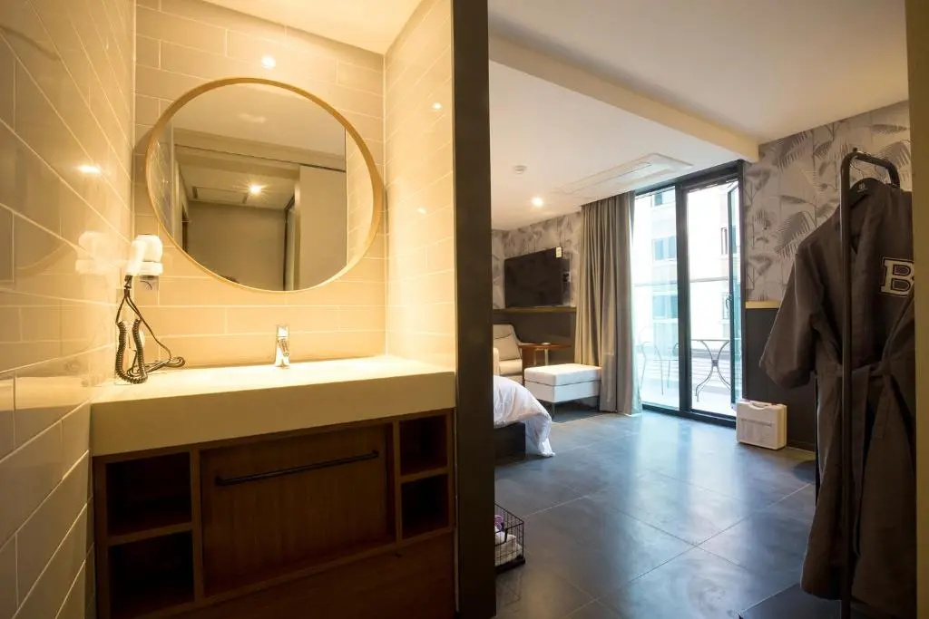 Deluxe Double room (full double bed)