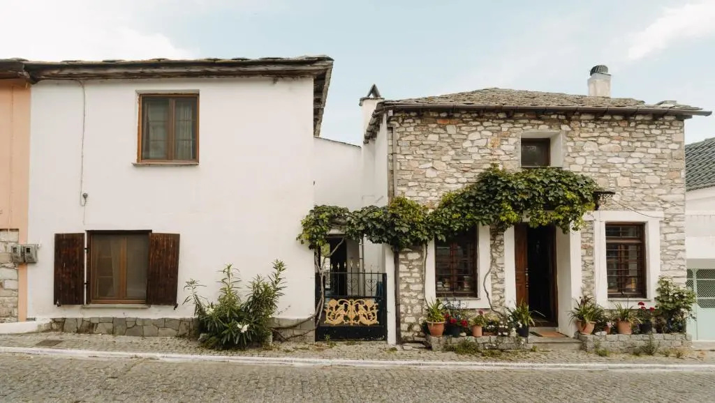 Nerida's-Traditional 3 BR Townhouse-BBQ-View