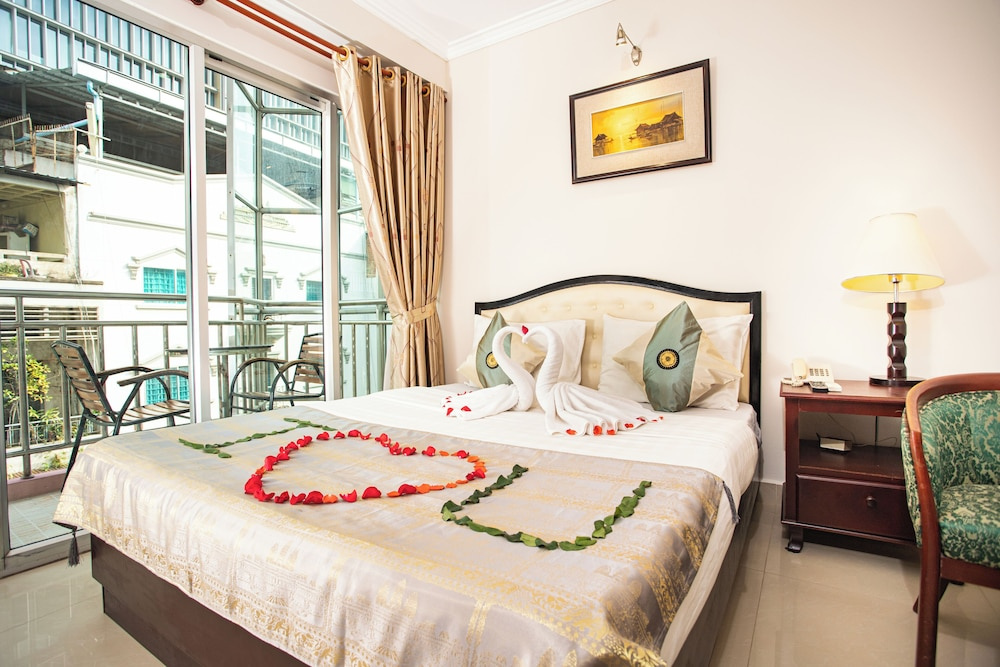1 Bedroom Standard Double room with city view (full double bed)