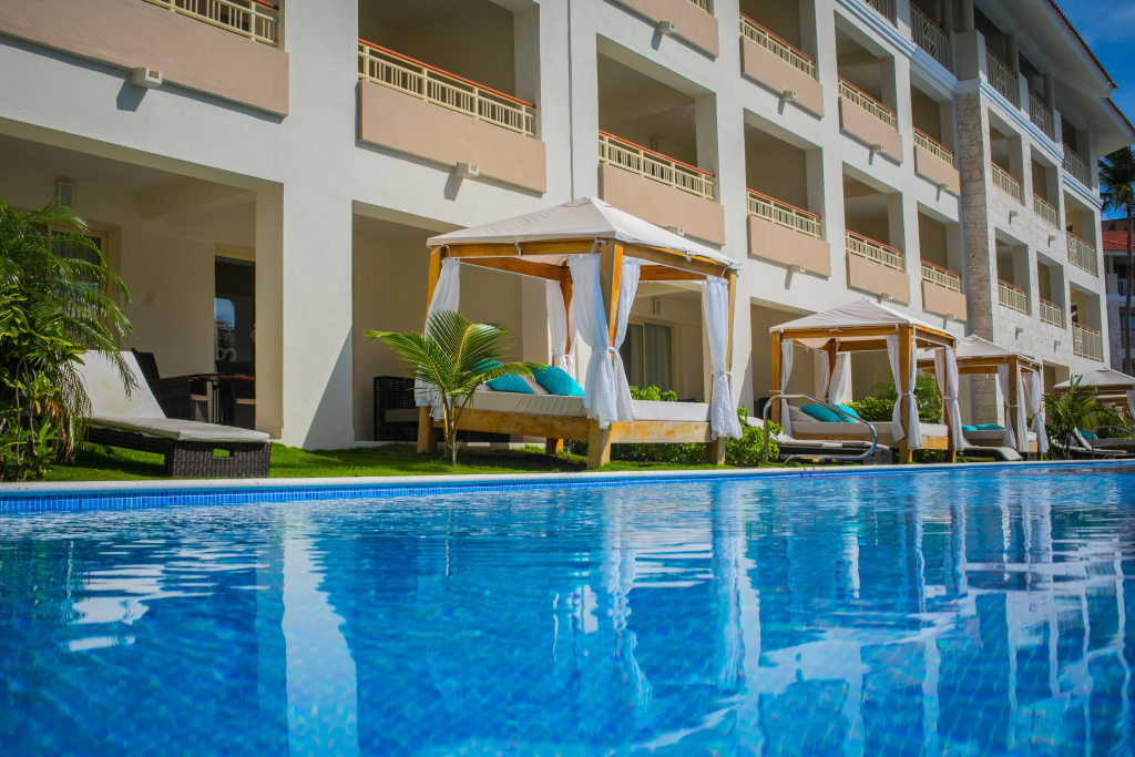 Swim Up Club Family Suite with Outdoor Jacuzzi