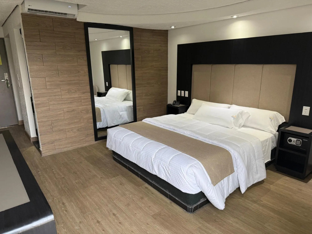 Hotel Embassy — 3
