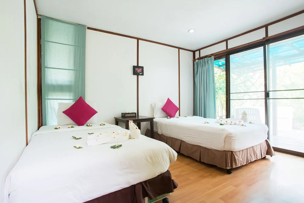 B52 Beach Resort Room Type - Standard Double Bungalow (twin beds)