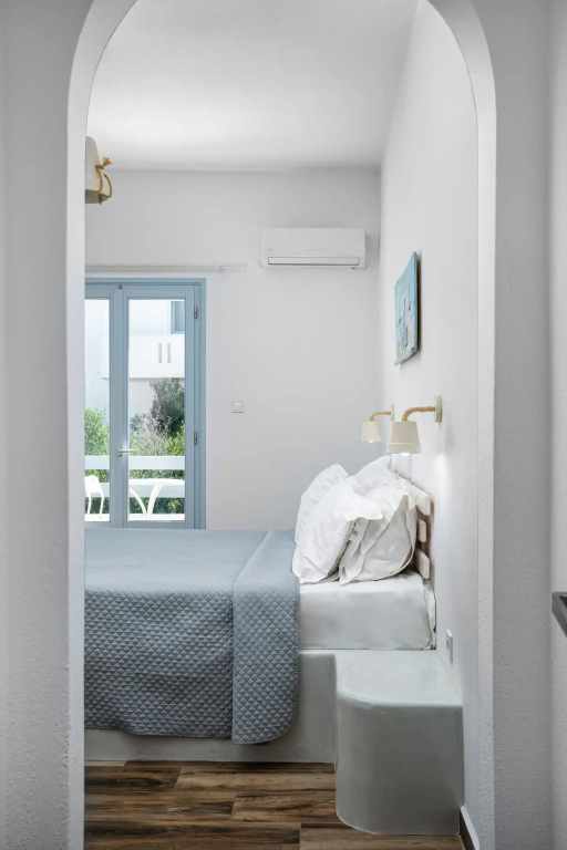 Deluxe Double room with street view (full double bed)