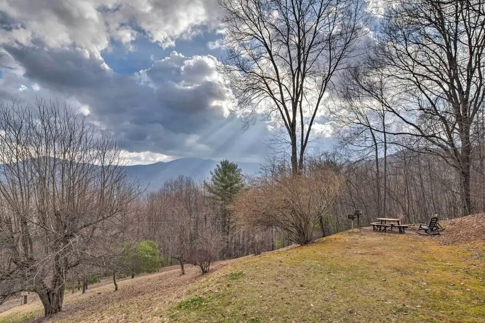 Burnsville Home w/ Deck & Panoramic Mountain Views - фото 7