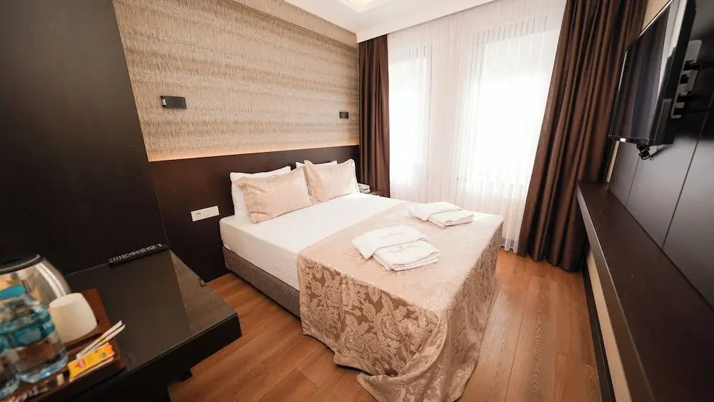 Deluxe Double room (full double bed)