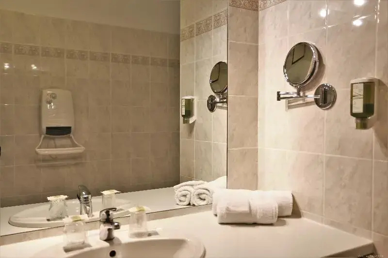 Grand Double room (full double bed)
