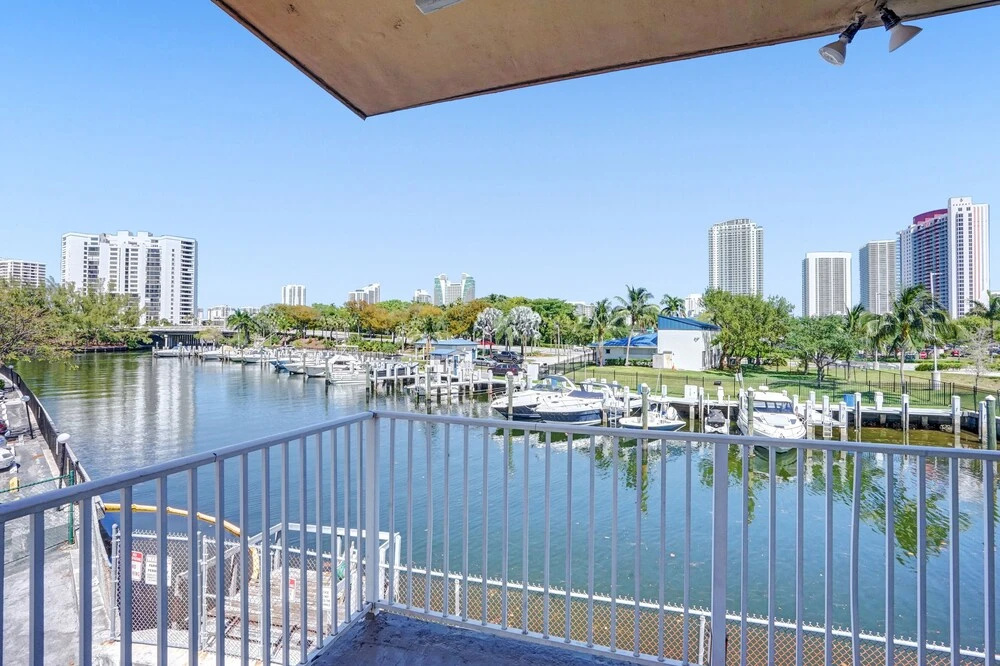 Gorgeous River-view Apartment Hallandale Beach :)