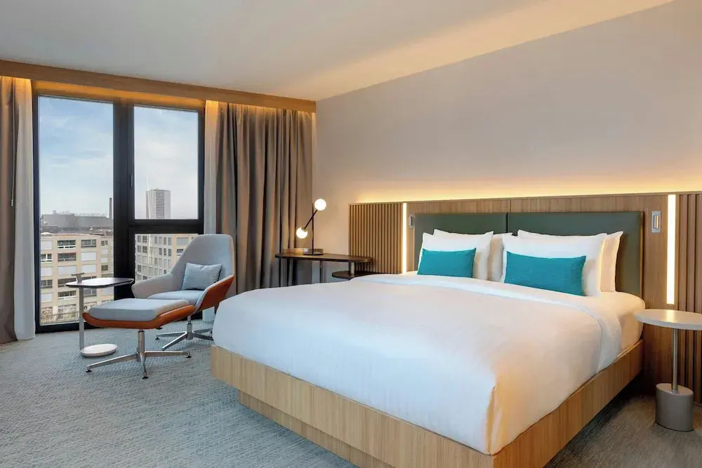 Deluxe Corner Double room with city view (full double bed)