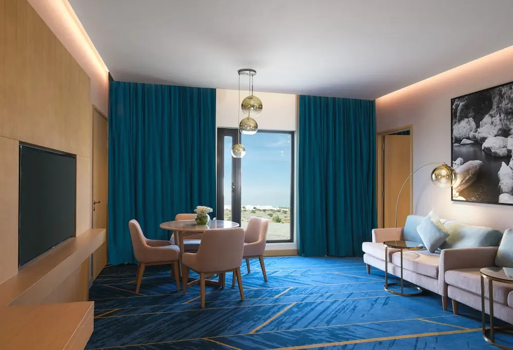 Семейный люкс с 2 комнатами с видом на город в Maani Muscat Hotel & Suites
