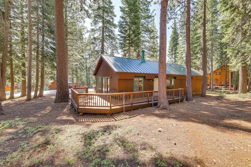 Quiet Truckee Retreat w/ Deck, 5 Mi to Donner Lake
