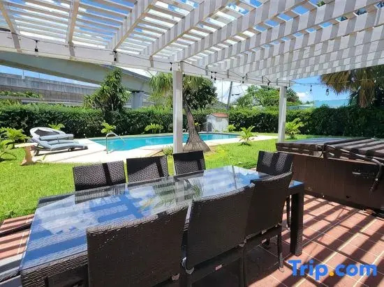 Beautiful Home in West Palm Beach With Largest Pool and Jacuzzi