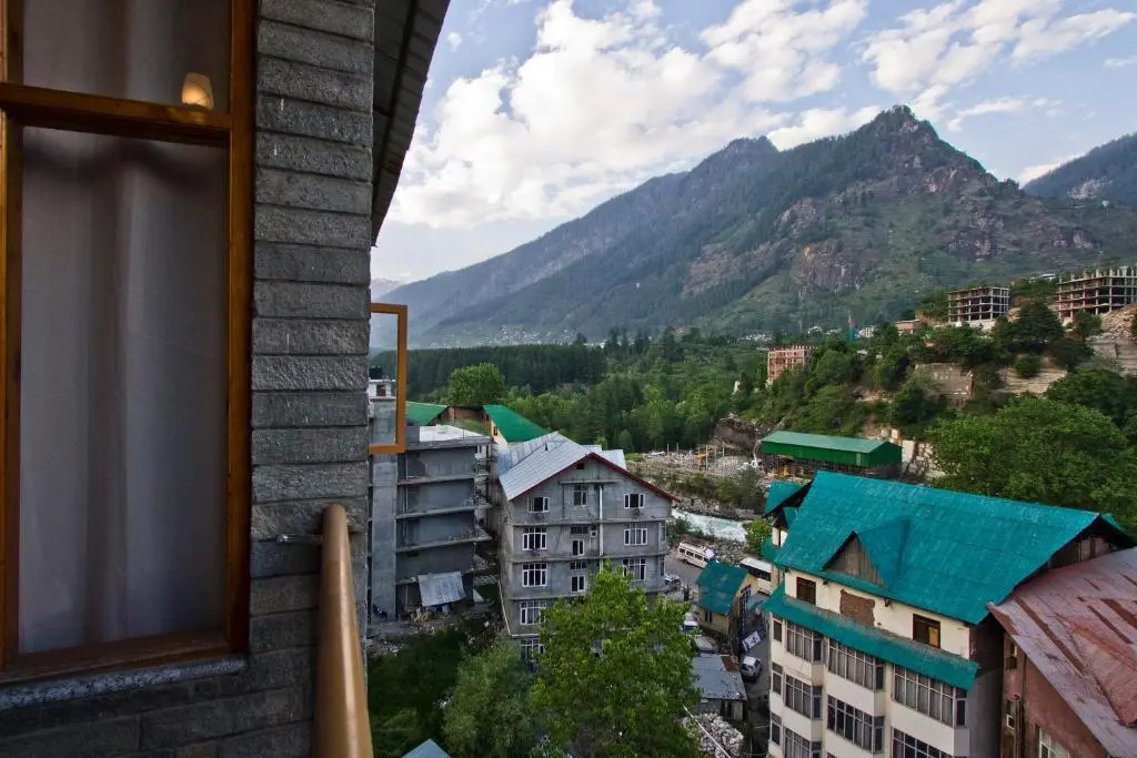Deluxe Double room with balcony (full double bed)