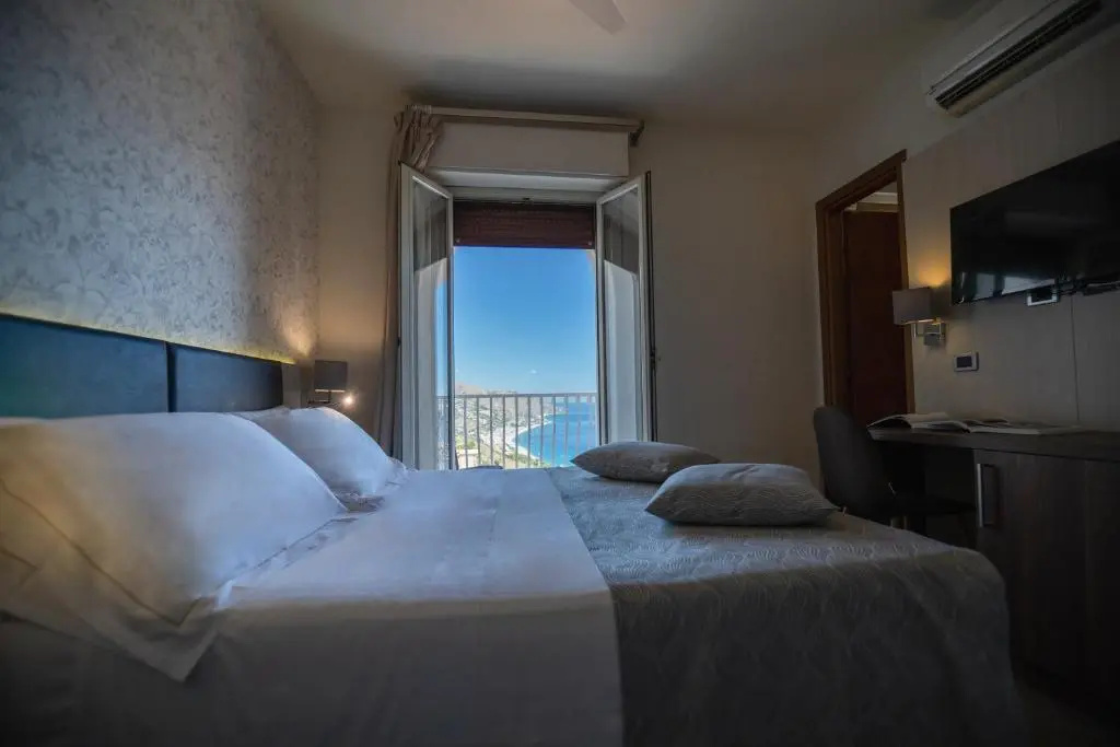 Deluxe Double room with balcony and with sea view (full double bed)