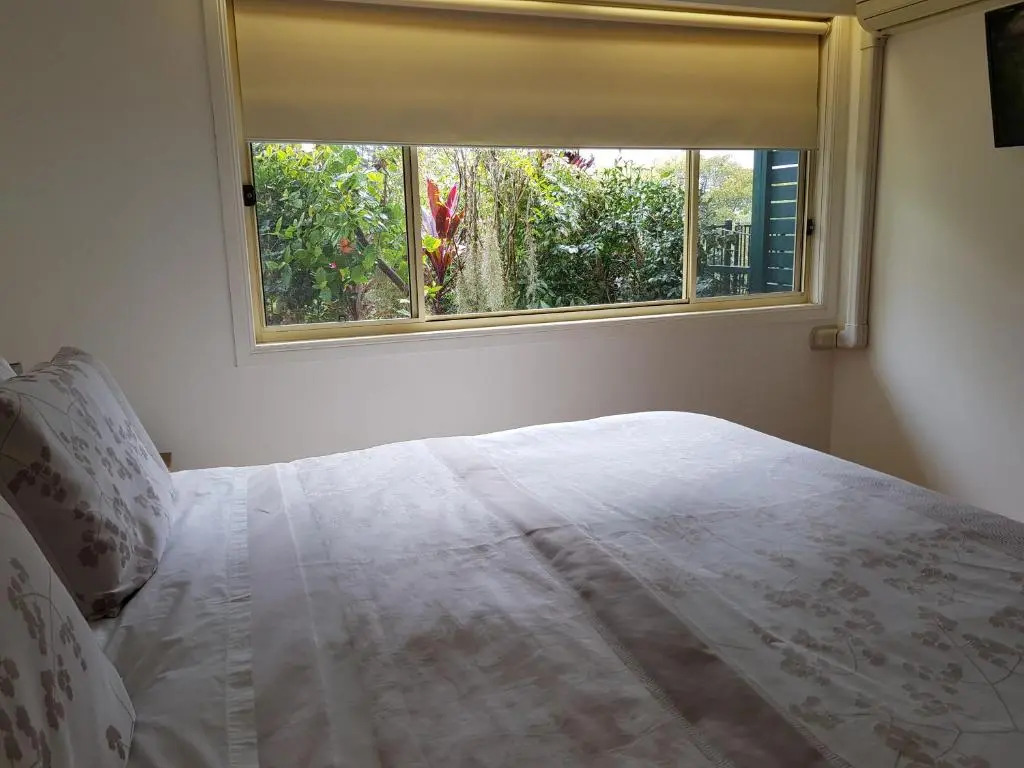 雙人套房，設有露台及雙人床