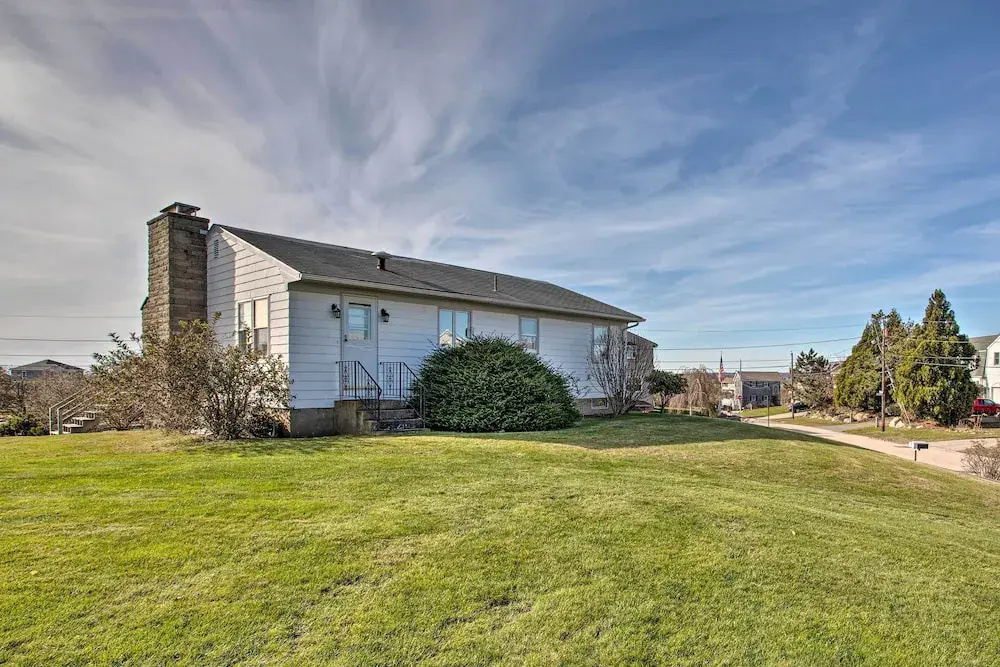 Rhode Island Oceanview Retreat: Walk to Shore!