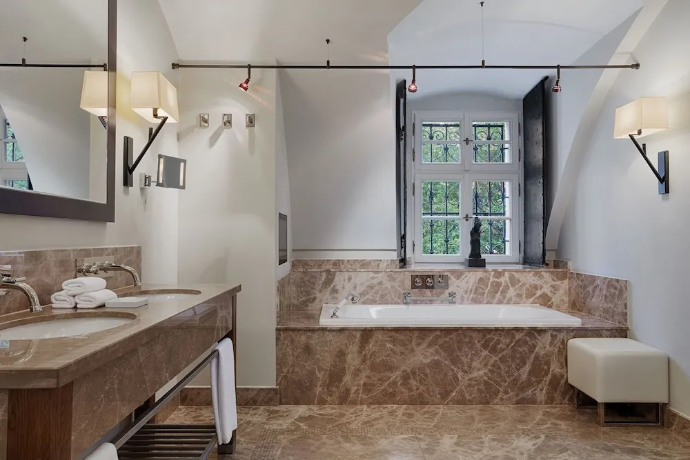 1 Bedroom Classic Suite with courtyard view