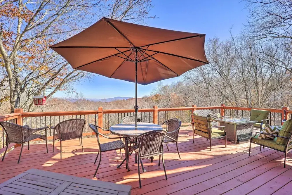 Mtn-view Cabin w/ Deck, 2 Mi to Beech Mtn Slopes!
