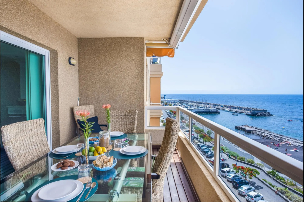 Spacious beach apartment with private parking