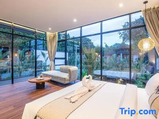 6 Bedrooms Villa