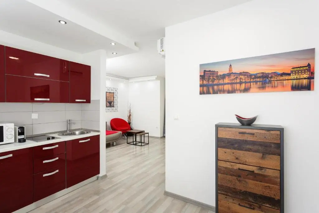 一臥室四人公寓，設有陽台及雙人床