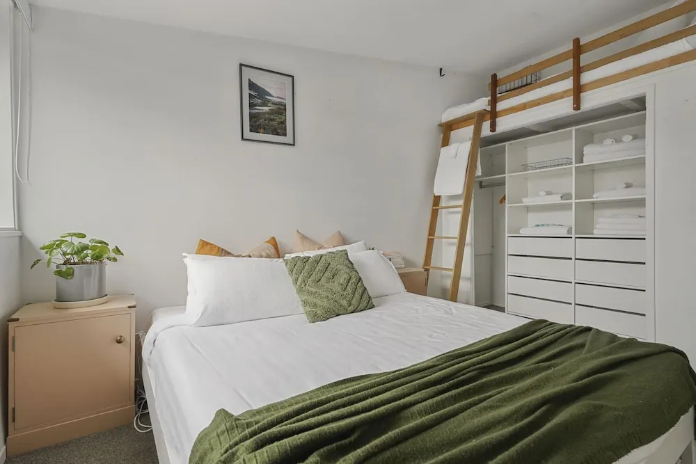 Central Quiet 2BR Apt - Wifi - Parking