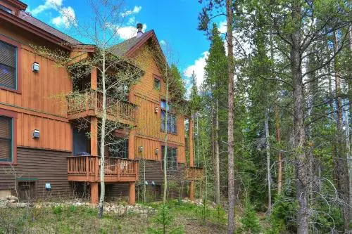 8757 Trappers Crossing Condo