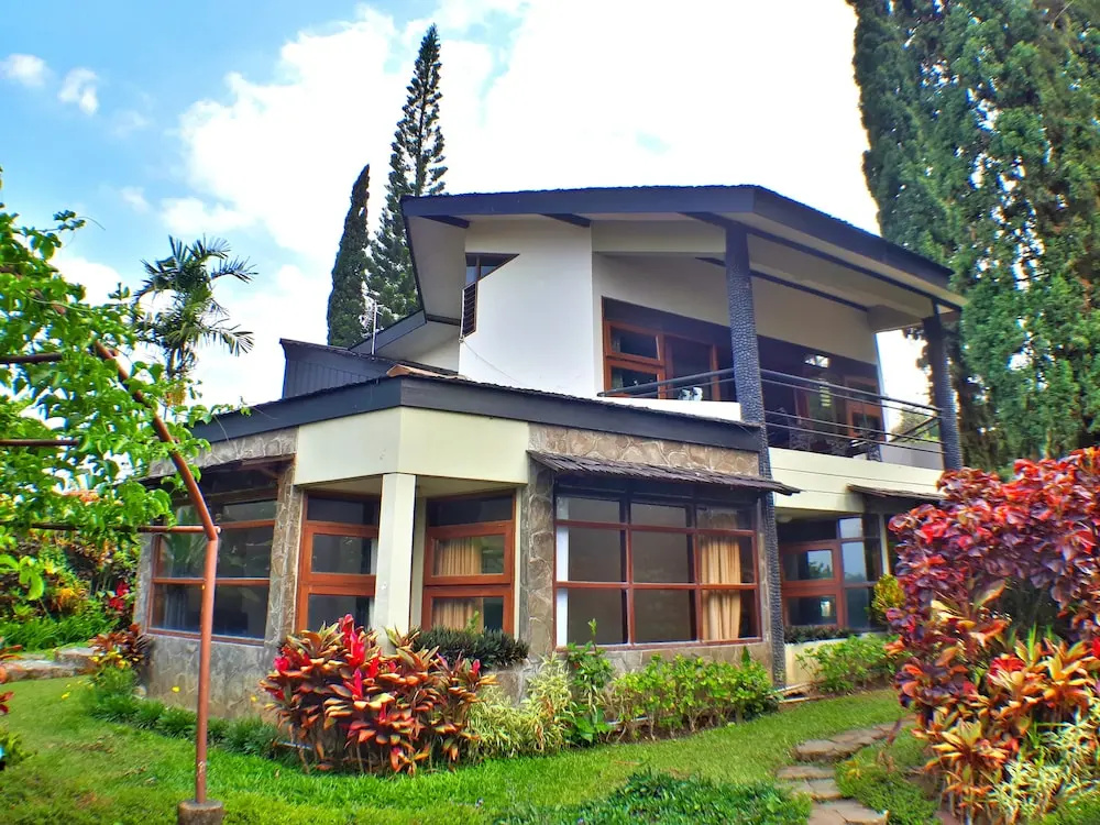 Villa 4-BR Klub Bunga No. 8 Batu Malang