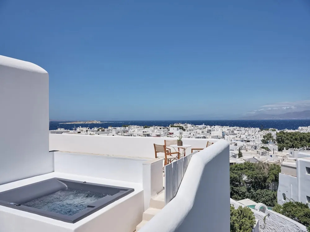 Nextdoor Jacuzzi Suite 2 Schlafzimmer mit Meerblick, Bild 1 von 3