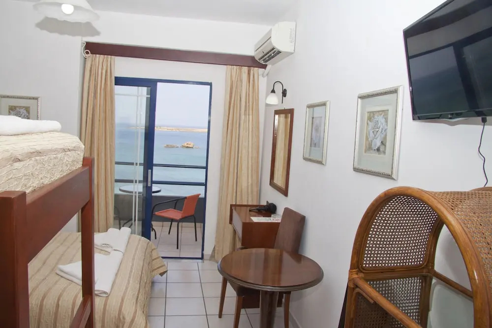 Standard Triple room with sea view