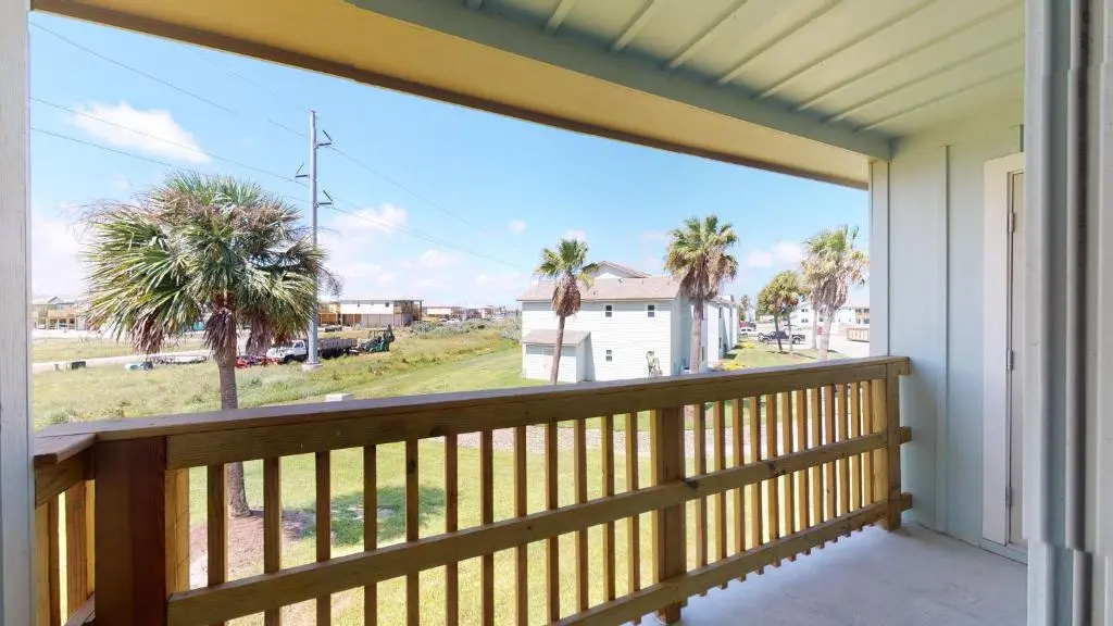 AH-C210 Newly remodeled 2nd Floor Condo, Close to Marina and Ferry