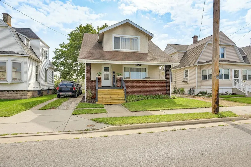 1 Mi to Cedar Point: Family Getaway w/ Porch!