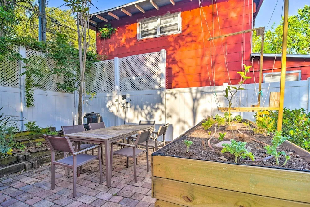 Bright St Petersburg Home w/ Pergola & Garden
