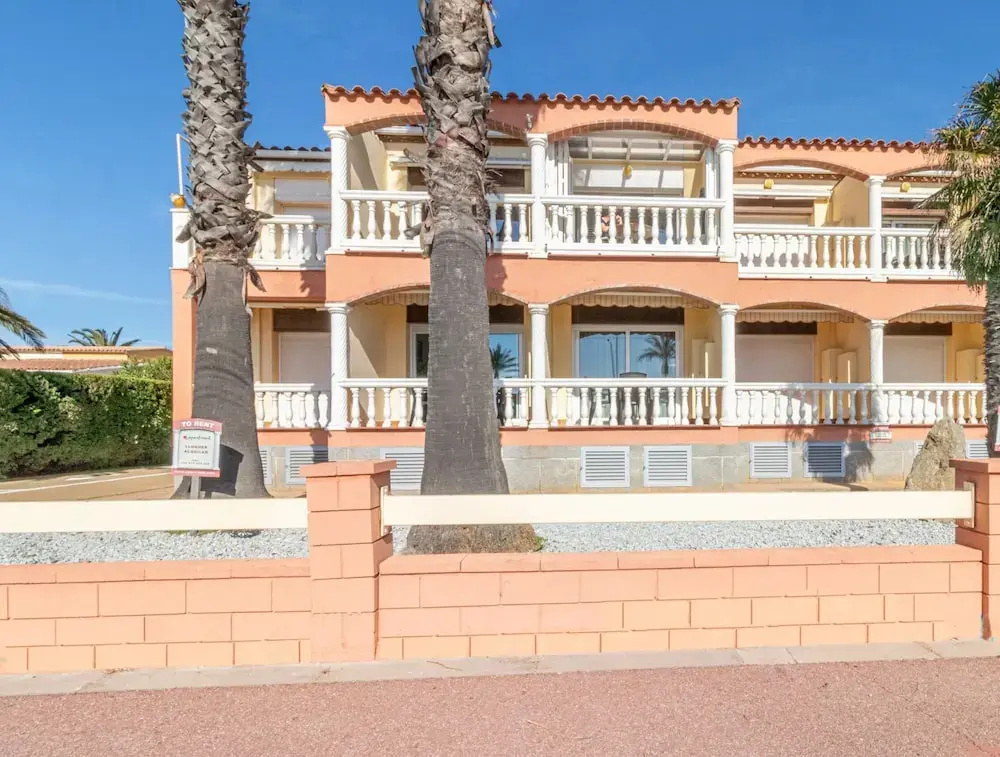 Beachfront Stay With Sea Views & Wi-fi