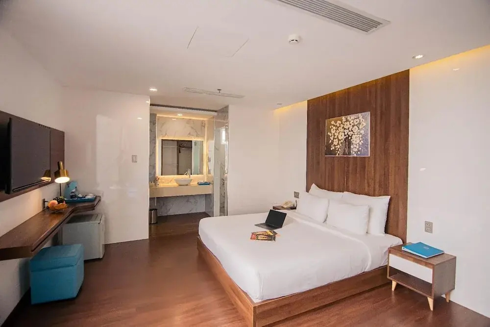 Deluxe Double room with city view (full double bed)