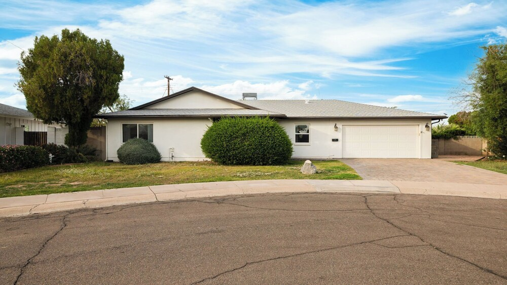 Scottsdale Retreat w/ Private Pool, Outdoor Dining & Close to Old Town Fun Casa Cambridge by Avantstay