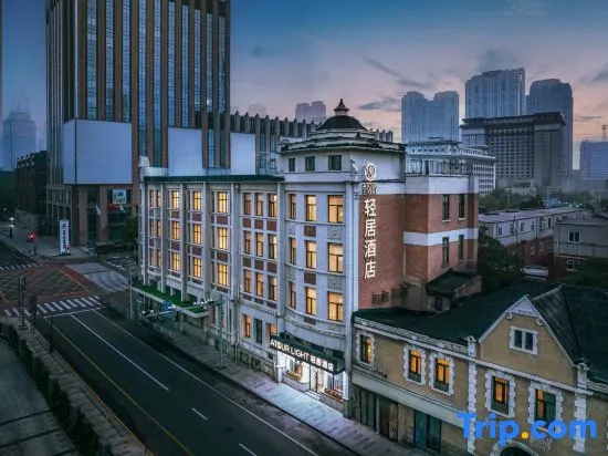 Tianjin Five Avenue Xiaobalou subway station Light House Hotel