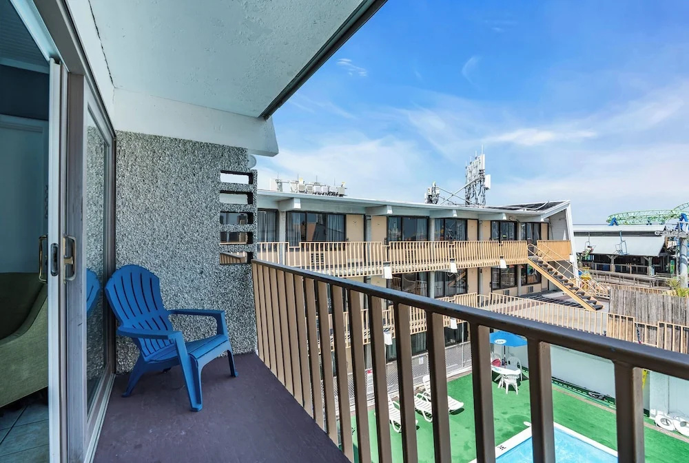 Standard Quadruple room with balcony and with pool view