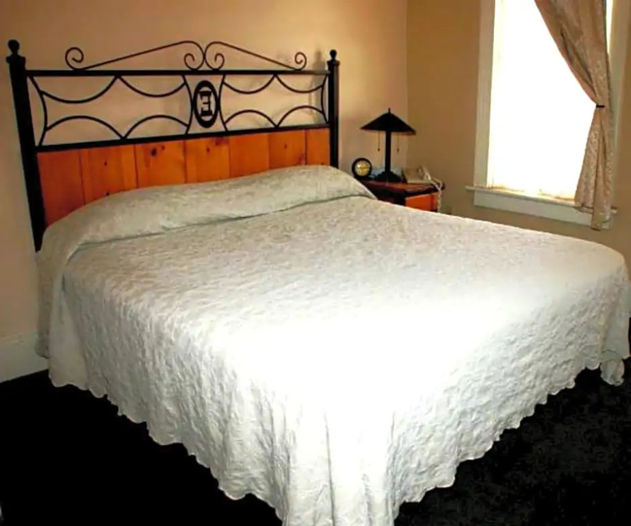 Double Suite (full double bed)